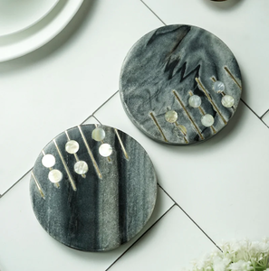 Este encantador juego de posavasos de mármol blanco en forma de corazón con pequeñas ranuras está disponible a precios de mayoreo. - Product Image 6