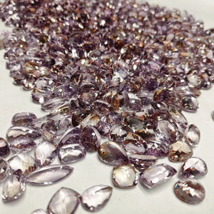 พลอยอะเมทรินธรรมชาติสองสี เมห์ราจูดิน เจมส์ คุณภาพ 100% น้ำหนัก 15-25 กะรัต แบบหลวม ผ่านการรับรองจากผู้ตรวจสอบอิสระ  เคลือบแว็กซ์/น้ำมัน สำหรับทำเครื่องประดับ - Product Image 1