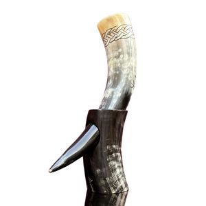 Corne à boire Viking faite à la main avec support corne naturelle Floki inspiré tasse d'hydromel médiévale cadeau nordique Koi décor rustique. - Product Image 1
