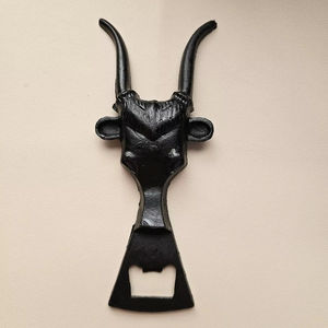 Ouvre-bouteille en fonte rustique de qualité supérieure avec durable parfait pour les cuisines extérieures, les maisons et les rassemblements de fête - Product Image 1