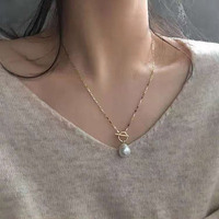 Collier de perles géométriques imitation plaqué or 18 carats avec pendentif et chaîne à maillons, cadeau d'anniversaire ou de mariage pour femme, faible MOQ (10 pièces)
