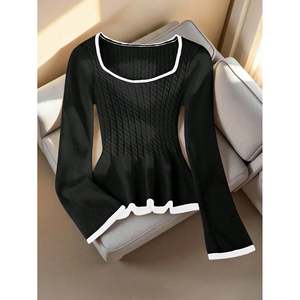 Suéter de punto con cuello corazón para mujer, talla pequeña, con ribete en contraste y volantes - Product Image 1