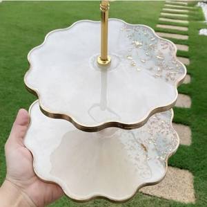 Soporte de pastel de mármol redondo de primera calidad con adorno dorado Regalo de lujo de alta demanda para uso en Villa o interior Disponible a un precio - Product Image 3