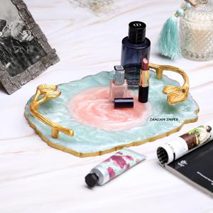 Plateau/plateau en résine Aqua-Pink au design moderne fait à la main avec élégante planche de service époxy à poignée dorée pour les collations et les boissons - Product Image 2