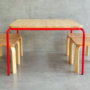 KGD028 Juego de Mesa Cuadrada de Diseño Escandinavo para Preescolar con 4 Sillas de Madera, Muebles Infantiles para Taller, Baño y Gimnasio - Product Image 4