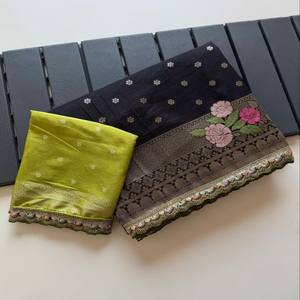 Sari VASTRA COTTAGE Premium de Khadi Georgette con Borde Meenakari Butta, Tejido con Pallu Rico, Sari Teñido a Mano con Blusa en Contraste - Product Image 1