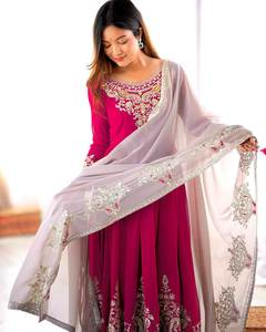 Fêtez cette occasion spéciale avec notre robe longue élégante à motifs volumineux, de la taille et de la couleur parfaites, avec dupatta contrastant. - Product Image 3