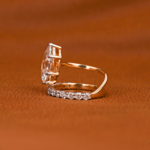 Anillo de compromiso con corte marquesa y anillo de eternidad con diamantes, perfecto para compromiso, amor eterno, engaste único con brillo. - Product Image 3