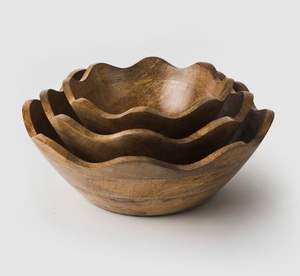 Tazón versátil de madera, perfecto para servir frutas, aperitivos, ensaladas y postres durante comidas informales y formales. - Product Image 4