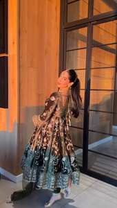 Ensemble de costume en velours avec travail de séquence de fils, dupatta en filet papillon, tenue de soirée de créateur, haut et pantalon en velours viscose avec dupatta - Product Image 2