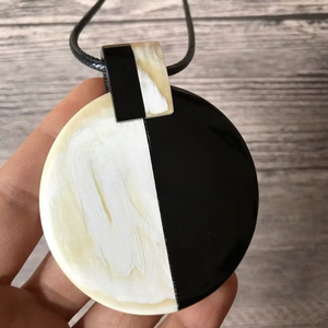 Collar con Colgante de Cuerno de Búfalo, Joyería Tribal Natural y Sostenible para Mujer, Alta Calidad - Product Image 1