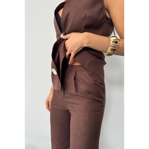 Ensemble pantalon et gilet en lin marron pour femme avec boutons dorés - Product Image 1