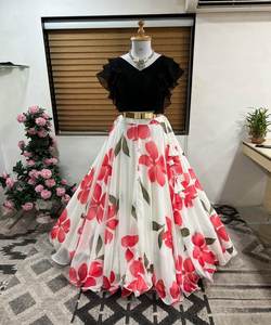 Devenez la vedette avec notre Lehenga Choli en coton et soie brodé pour femmes, conçu pour vous faire sentir confiante et magnifique lors de vos sorties. - Product Image 1