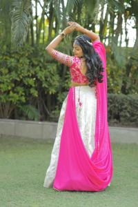 Vêtements ethniques indiens traditionnels Lehenga Choli en soie de qualité supérieure pour les mariages et les occasions festives disponibles à la vente - Product Image 6