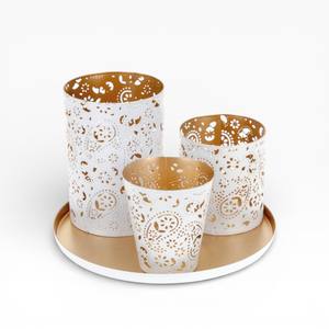 Ensemble de bougeoirs élégants en métal blanc et or avec motif paisley et plateau décoratif - Product Image 1