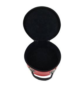 Étui pour casquette/chapeau maçonnique de la Chancellerie Royale, rouge, brodé avec un triple tau, livré avec une broderie machine blanche - Product Image 3