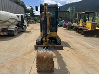 Mini-excavatrice Cat 302 CR de 2 tonnes, neuve et d'occasion, 21 CV, compacte, sur chenilles, homologuée EPA et CE, à prix abordable.