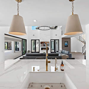 Plan <span class=keywords><strong>de</strong></span> travail <span class=keywords><strong>de</strong></span> salle <span class=keywords><strong>de</strong></span> bain en quartz préfabriqué blanc neige en pierre <span class=keywords><strong>de</strong></span> quartz artificielle Calacatta - Product Image 1