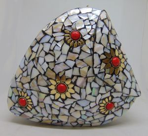 กระเป๋าคลัทช์สำหรับผู้หญิงที่ทันสมัยและใช้งานได้หลากหลายสำหรับตอนเย็นทำด้วยมือคุณภาพสูงและตกแต่งสีขาวและมือจับ - Product Image 2