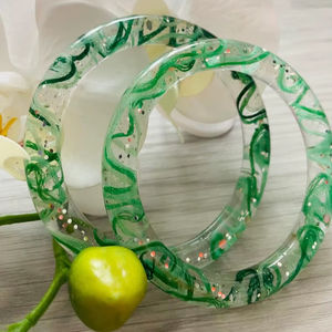 Alta demanda, diseño personalizado, brazalete de resina para mujer, modelo hecho a mano, patrón pulido para vacaciones y bodas, uso a la moda - Product Image 1