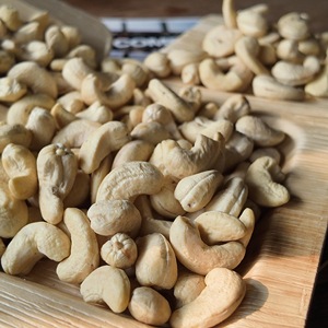 Ventes chaudes de noix de cajou blanches du Vietnam, qualité W320, fraîches, biologiques, 100% naturelles, avec emballage sous vide pour la transformation alimentaire - Product Image 5