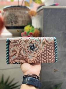 Elegante funda de teléfono de diseño occidental multiusos para mujer, hermosa funda tallada a mano, cuero hecho a mano, moda de verano - Product Image 4