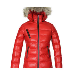 Blouson matelassé en cuir rouge personnalisé pour femme avec capuche en fourrure Vêtement d'extérieur personnalisé avec logo d'entreprise Manteau d'hiver élégant - Product Image 1
