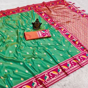 ชุดส่าหรีผ้าไหม Banarasi รุ่นใหม่จาก VASTRA COTTAGE พร้อมลายปักดิ้น Zari ทั่วผืน ดีไซน์หรูหรา ผ้าปาลูเนื้อนุ่ม พร้อมเสื้อไหมทอสีตัดกัน - Product Image 1