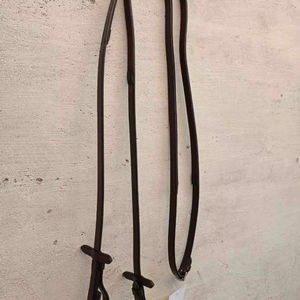 Riendas de cuero ecuestre Premium para caballos Tachuela de montar duradera hecha en fábrica Agarre fuerte Cómodo y confiable Mejor precio - Product Image 1