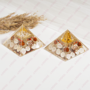 Venta al por Mayor de Pirámides Orgone Gomti Chakra de 90 mm Talladas, Ecológicas, con Puntas de Cristal para Sanación, Meditación y Decoración - Product Image 1