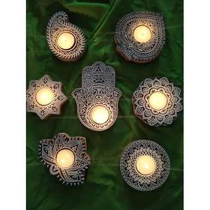 Portavelas de madera de estilo personalizado de diseño manual con 2 velas de cera, decoración de suelo reutilizable para decoración de Puja madera de mango - Product Image 3