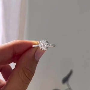 Anillo de compromiso con halo de diamantes cultivados en laboratorio de 1.50 ct con corte cojín y engaste tipo catedral, certificado por IGI - Product Image 2