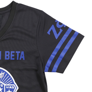 Camiseta de fútbol Zeta Phi Beta, camiseta negra 100% de poliéster con logotipos bordados, talla real, cuello en V, dobladillo de mangas a rayas dobles - Product Image 4