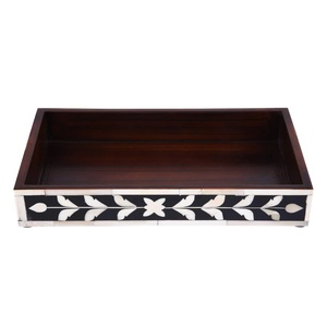 Nouvel Arrivage Plateau de Service Carré/Rectangulaire Européen en Bois Poli Fait Main avec Incrustation en Résine Osseuse, Design Floral Unique et Rangement Intégré - Product Image 2