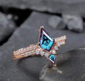 Anillo de compromiso de media eternidad en forma de V de plata de ley 925 con moissanita y alejandrita talla cometa - Product Image 5