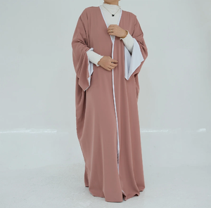 Elegante abaya gris abierta con dobladillo con volantes y detalles de ribete blanco. Estilo moderno disponible a precios de mayoreo. - Product Image 6
