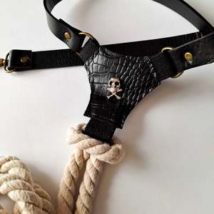 Arnés de Moda con Diseño de Calavera para Perros y Gatos, Lujoso, Táctico, Encantador, Mediano, Transpirable, de Pana, Neopreno, Algodón, Poliéster y Cuero - Product Image 5