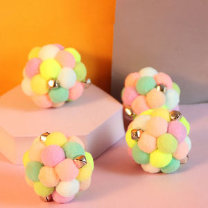 Juguete Interactivo Ecológico de Peluche con Forma de Dibujo Animado, Pelota Suave y Rebotante con Campana para Gatos - Product Image 3