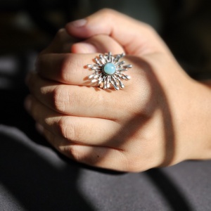 Anillo de Plata de Ley 925 con Diseño de Flor de Larimar para Mujer, Estilo Religioso, Calidad Extrema, 8.3g, para Bodas, Fiestas, Aniversarios, Uso Diario - Product Image 2