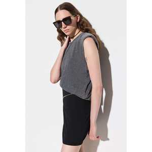 Camiseta Transpirable con Cuello en V y Acabado Texturizado - Product Image 3