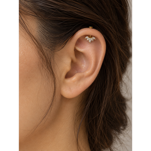 Pendientes colgantes con diseño de racimo de pétalos en oro con circonita de corte princesa - Product Image 2