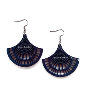 Pendientes de Aro Huggie de Resina Marrón Colorida, Ecológicos, Ligeros, Modernos y Hechos a Mano para Uso Diario y Fiestas - Product Image 2