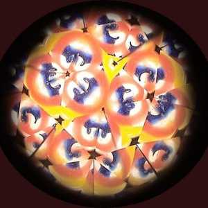 Caleidoscopio Gigante de Latón con Diseño de Flor Trigonal Hecho a Mano, Impresionante Exhibición Visual sobre Base de Madera Dura, Regalo Único para Coleccionistas y Amantes del Arte - Product Image 6