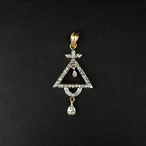 Kriaa AD 1202171 Pendentif en alliage de zinc plaqué or Style religieux Charme en acier inoxydable Caractéristiques Zircon Pierre principale Logo personnalisé - Product Image 1