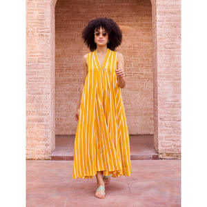 Robe longue en mousseline rayée sans bretelles avec imprimé frangipanier pour les célébrations de jour - Product Image 1