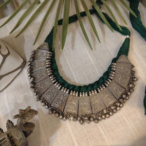 Collar Tribal Tales Heritage Oxidado con Diseño de Templo, Joyería Cultural Coleccionable - Product Image 5