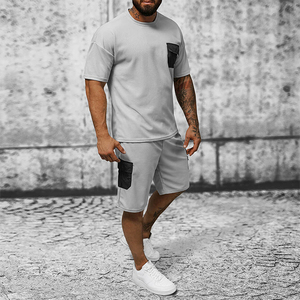Conjunto de dos piezas de ropa de calle informal de verano para hombre, camiseta sólida con cuello redondo y bolsillos de parche y pantalones cortos, pantalones activos - Product Image 6