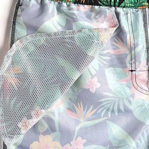 Pantalones cortos de playa estampados de calidad superior para hombre con cintura cómoda, tela elástica de secado rápido y diseño clásico para un uso fácil - Product Image 3