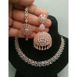 Boucles d'oreilles en or rose avec diamant taille marquise, grand design élégant pour les mariages - Product Image 1