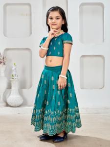 Conjunto de Lehenga Choli Étnico para Niñas Shoryam Fashion, Choli de Seda Verde Rama con Trabajo de Zari Dorado, Estilo Indio para Fiestas, Largo hasta el Suelo, Boutique - Product Image 4
